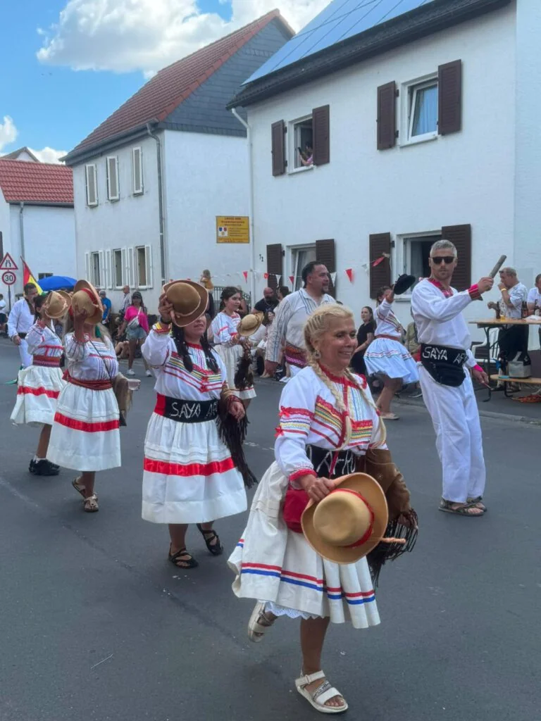 Saya-Tänzerinnen und Tänzer beim Rosenfest