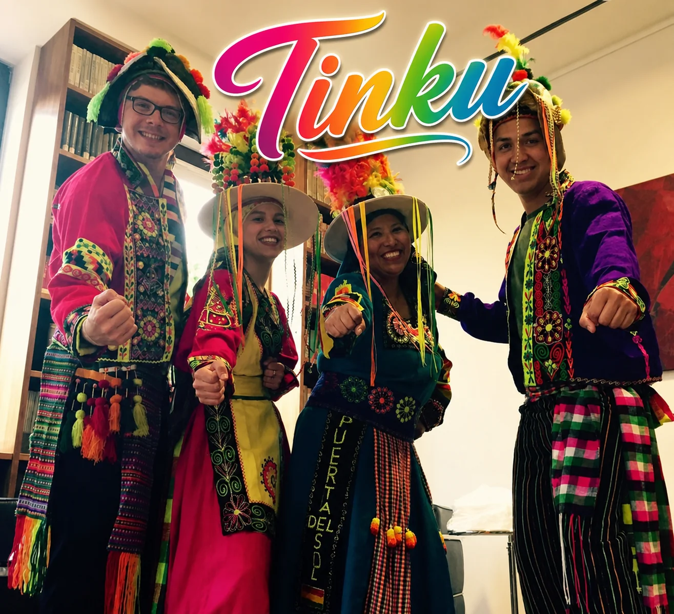 Unsere Tinku-Gruppe in farbenfrohen Trachten