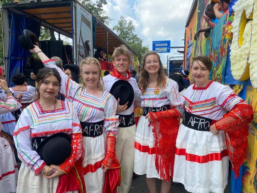 Vereinsmitglieder in Saya-Trachten
