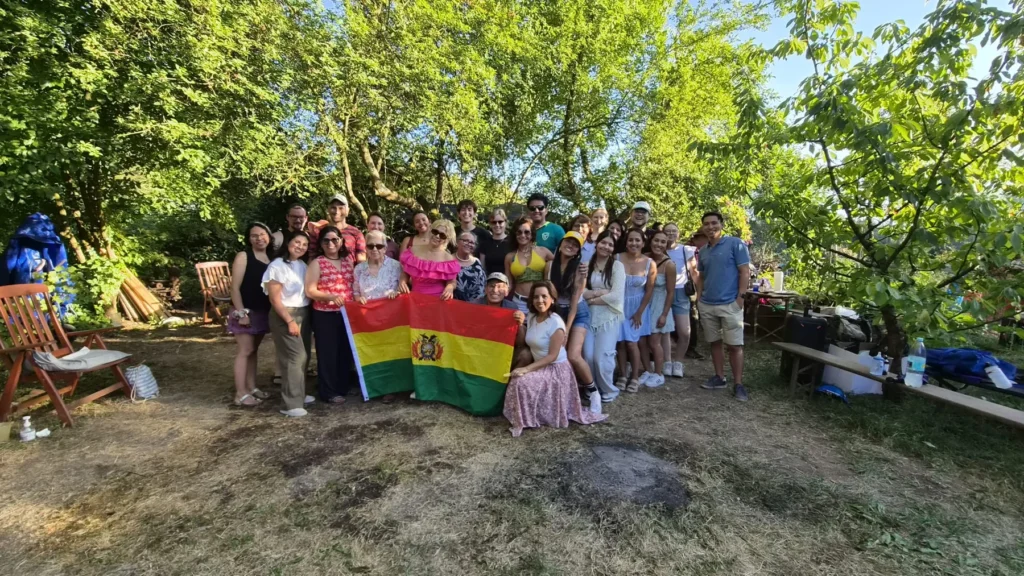 Vereinsfest im Grünen mit bolivianischer Flagge