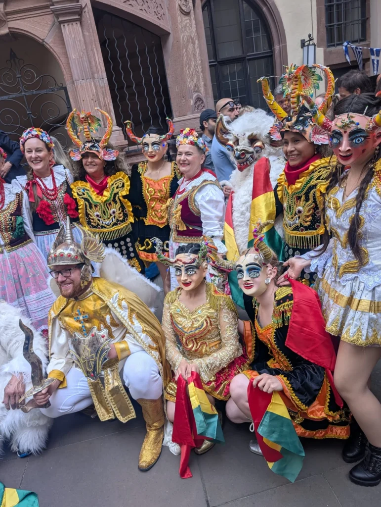Tanzgruppe vor einem historischen Gebäude